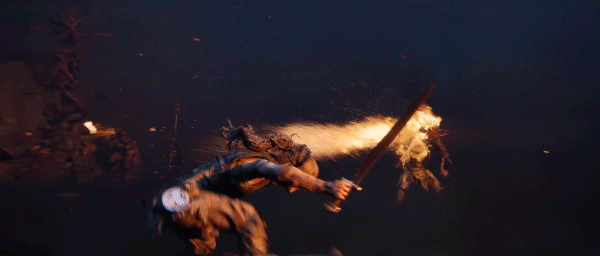 Cảnh gameplay Senuas Saga Hellblade II Enhanced, có hai nhân vật đang cận chiến với kẻ thù. Nhân vật chính là Senua đang cầm một thanh kiếm và tấn công kẻ thù trong một cảnh quay kịch tính với lửa cháy và các biểu tượng trên màn hình.