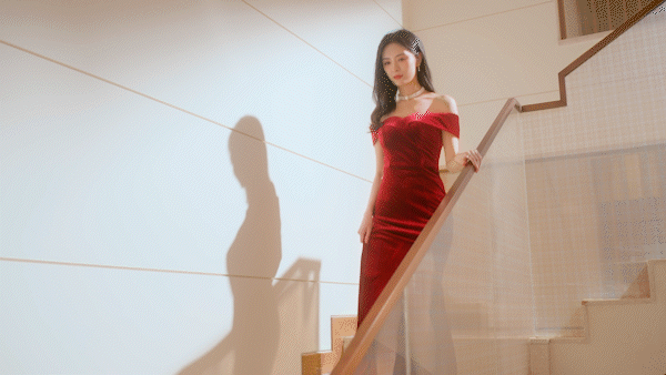 game charming hearts co gai mac vay do quyen ru tren cau thang