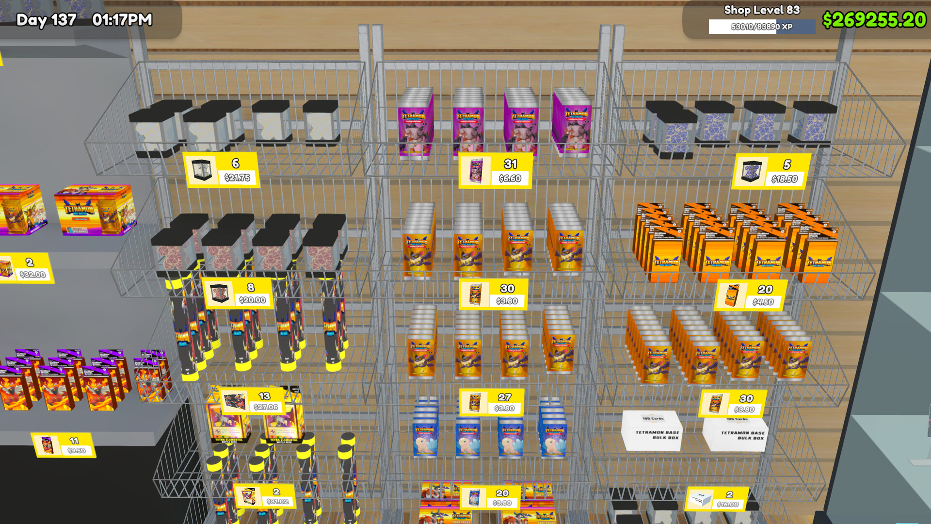 Gli indie più interessanti in uscita questa settimana 4 Gli scaffali di bustine e prodotti da collezione del negozio di TCG Card Shop Simulator visti in prima persona