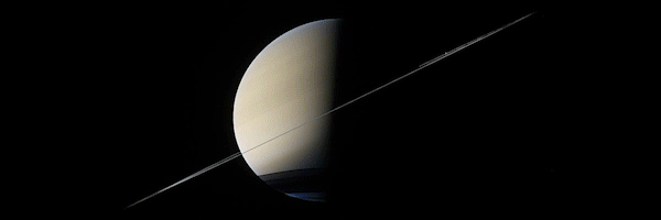 Ảnh GIF mô phỏng chi tiết Sao Thổ (Saturn) và hệ thống vành đai mỏng của nó trong bóng tối.