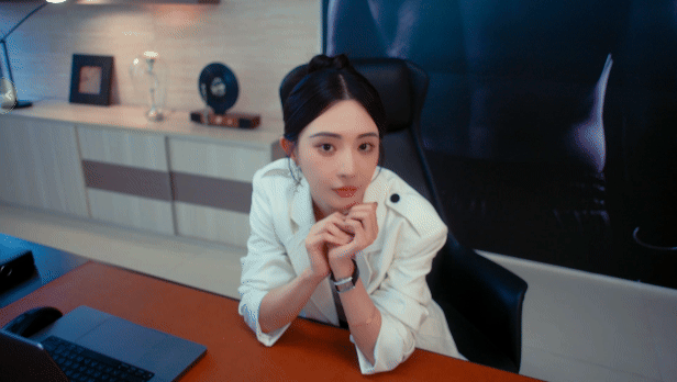  I Cant Beat Them Pretty Ones nhân vật nữ chính ngồi bàn làm việc văn phòng, vẻ mặt suy tư, laptop.