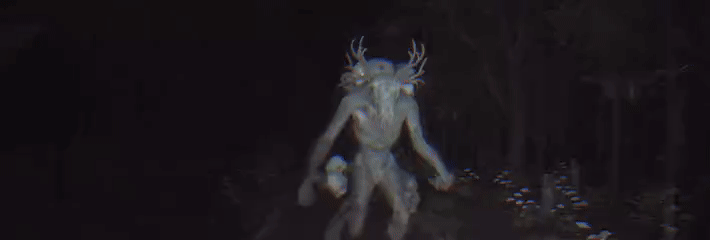 Deadly Quiet quái vật Wendigo đứng giữa rừng đêm, thân hình gầy guộc