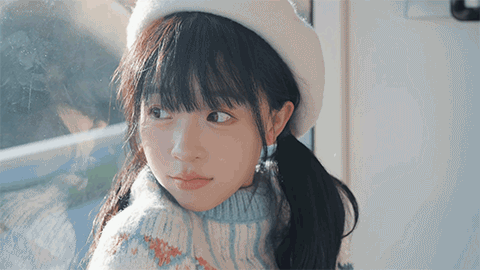 Love Begins With Goodbye gameplay: Nữ chính ngồi trên tàu điện, gương mặt trầm ngâm nhìn ra ngoài.