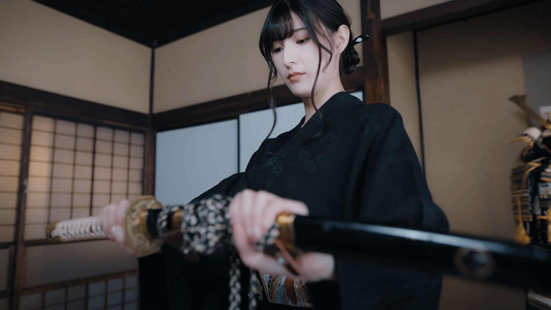 Nhân vật Refate Echoes of Desire trong Kimono đen rút Katana