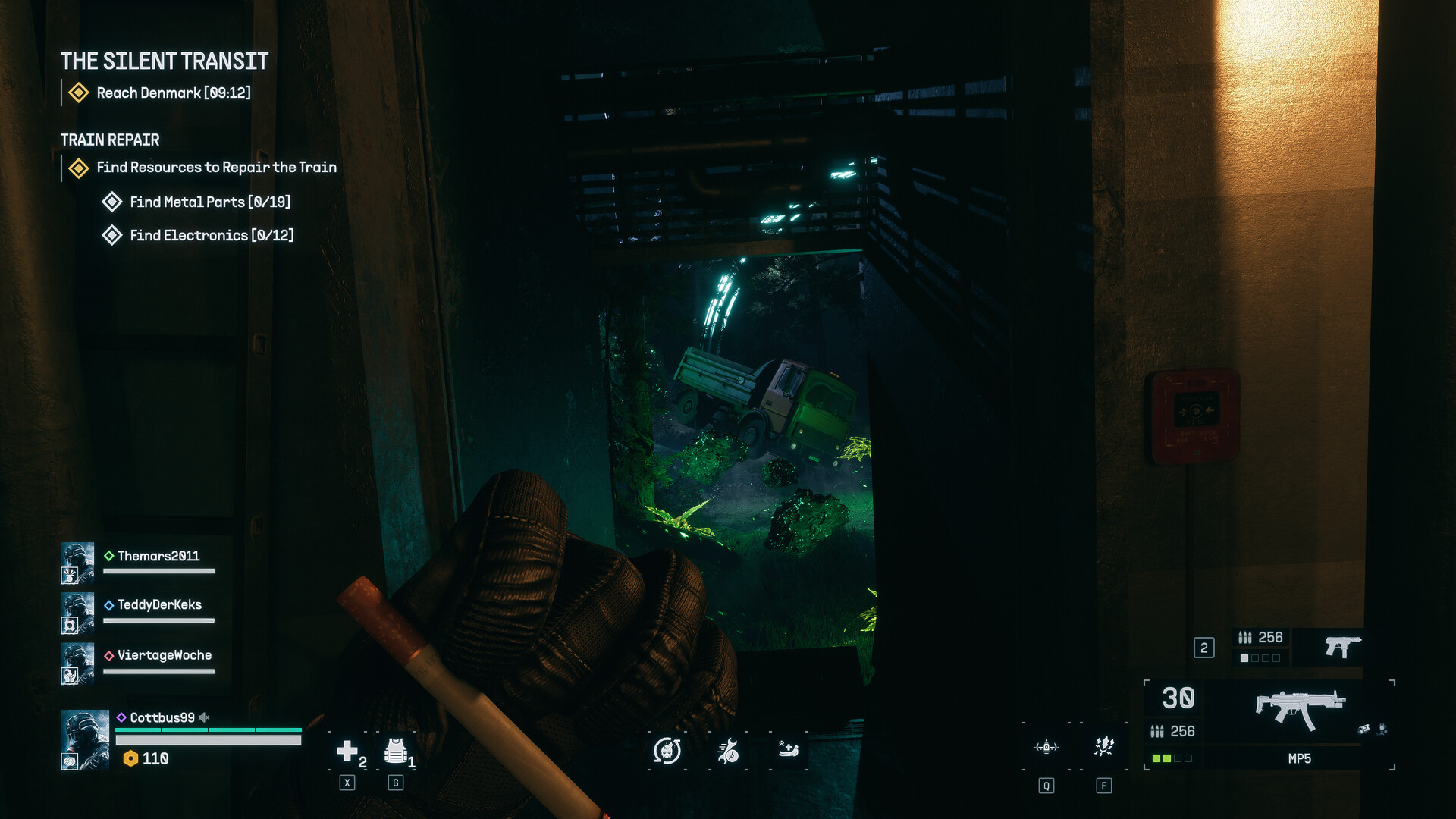 『NightRunner』公式スクリーンショット、HUDに「Reach Denmark」の制限時間と列車修理に必要な資材の収集数、4人分のプレイヤーリストが表示された画面