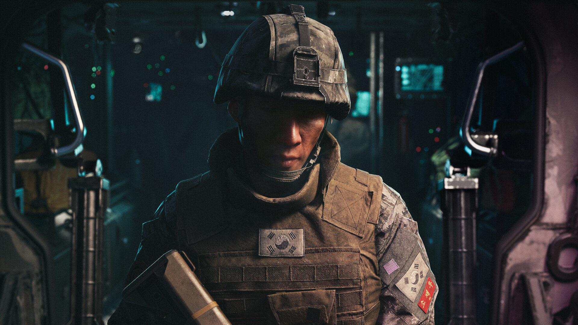使命召唤®:现代战争® 4/Call of Duty: Modern Warfare 4【Beta版】配图2 一名身着战术装备的士兵手持武器站在昏暗的环境中,他的背后闪烁着蓝色的灯光。
